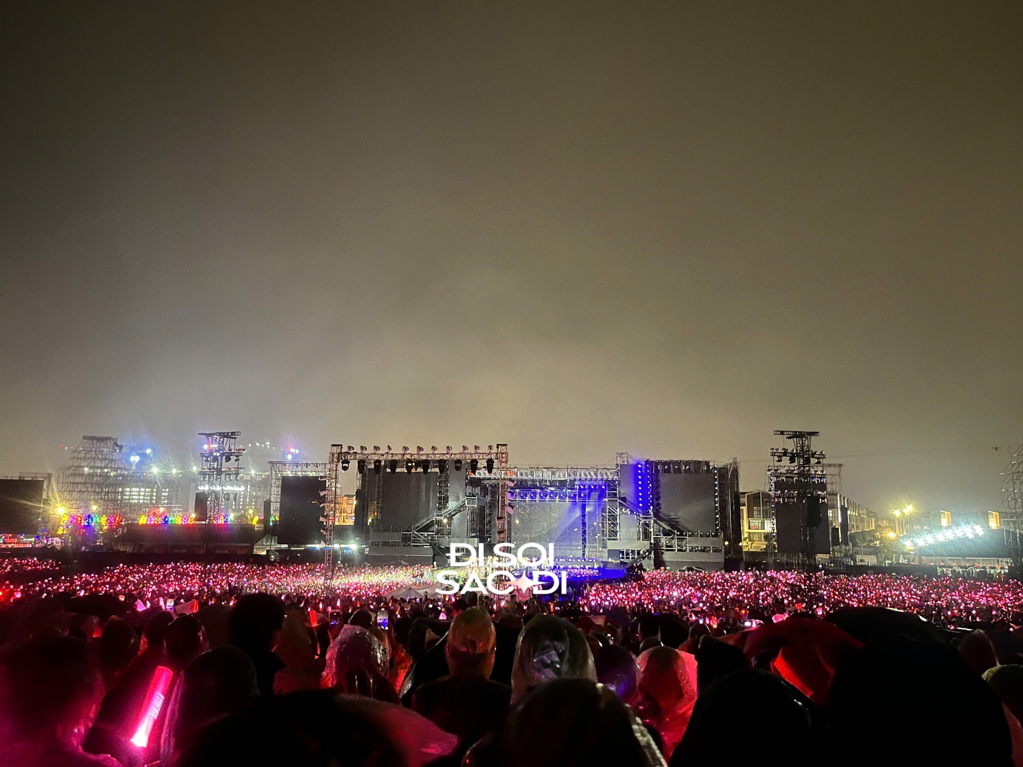 Concert Anh Trai Vượt Ngàn Chông Gai buộc phải dừng giữa chừng, mưa lớn kèm sấm sét khiến toàn bộ hệ thống âm thanh - ánh sáng tê liệt- Ảnh 7.