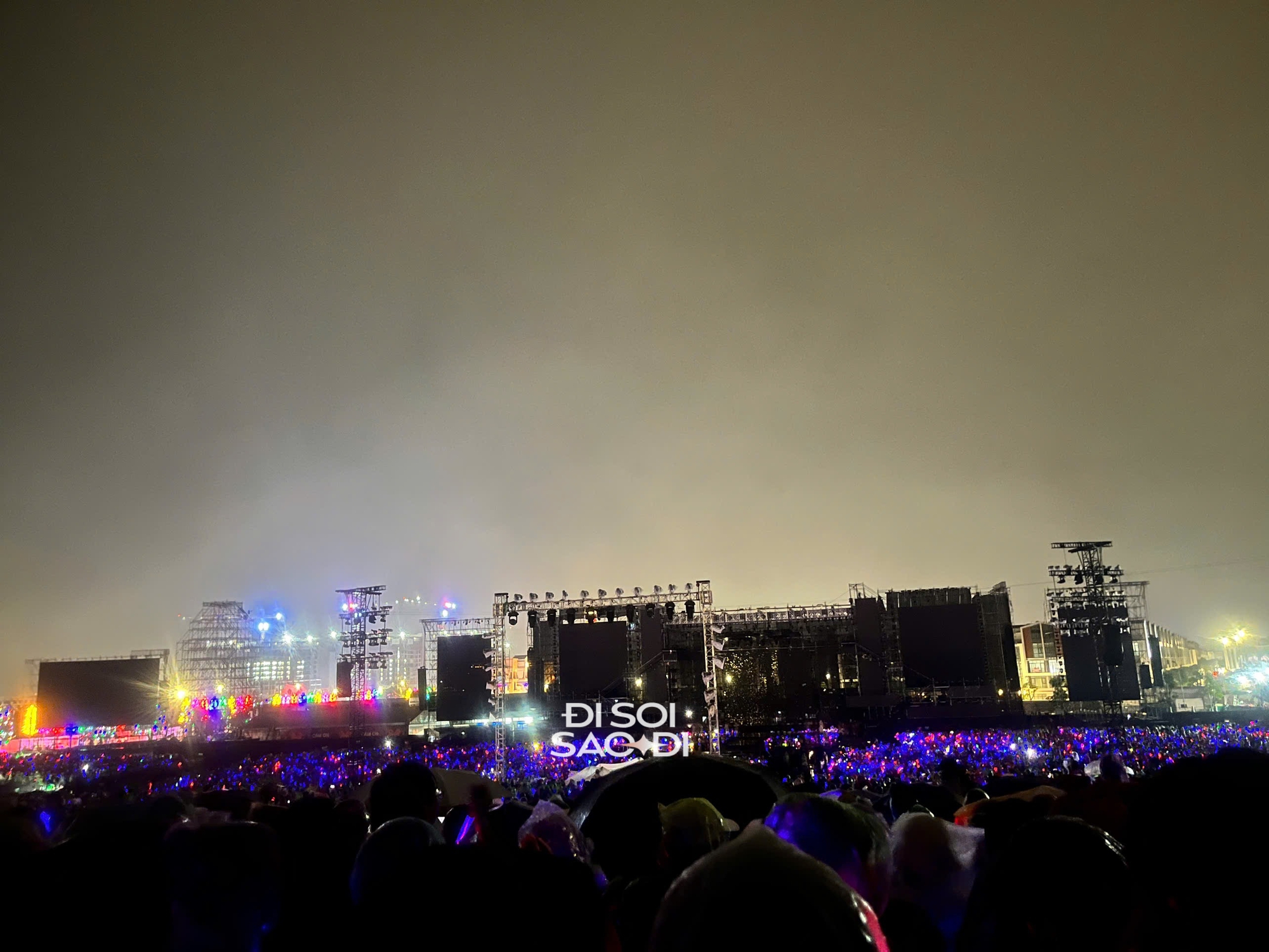 Concert Anh Trai Vượt Ngàn Chông Gai buộc phải dừng giữa chừng, mưa lớn kèm sấm sét khiến toàn bộ hệ thống âm thanh - ánh sáng tê liệt- Ảnh 5.