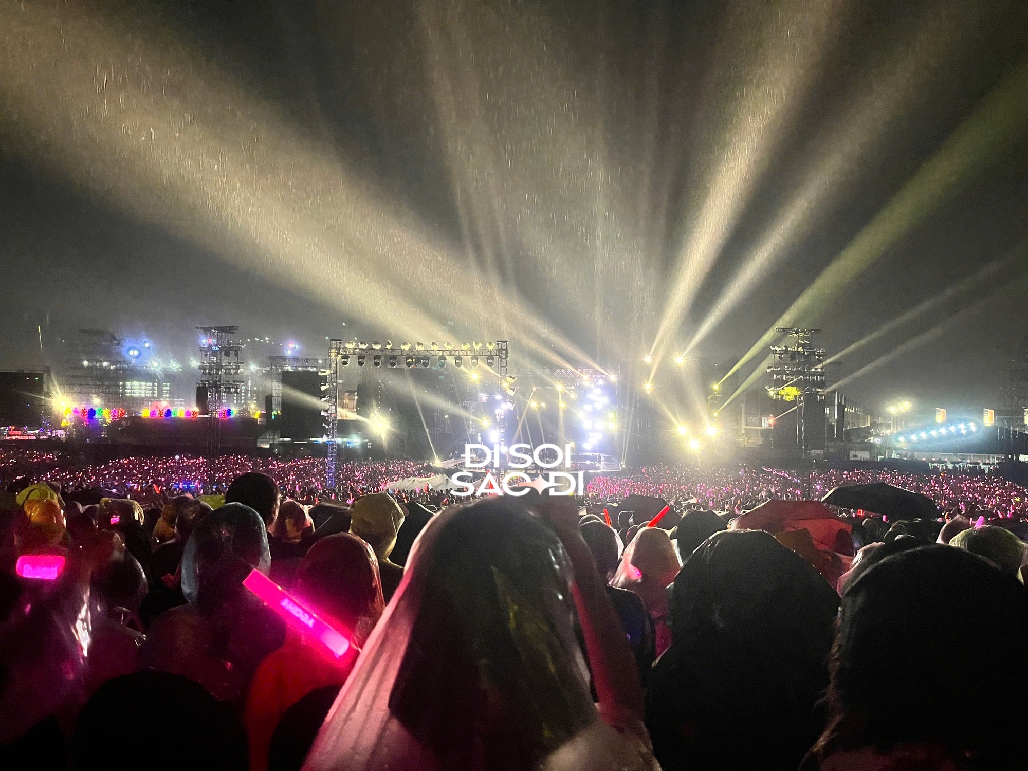 Concert Anh Trai Vượt Ngàn Chông Gai buộc phải dừng giữa chừng, mưa lớn kèm sấm sét khiến toàn bộ hệ thống âm thanh - ánh sáng tê liệt- Ảnh 8.