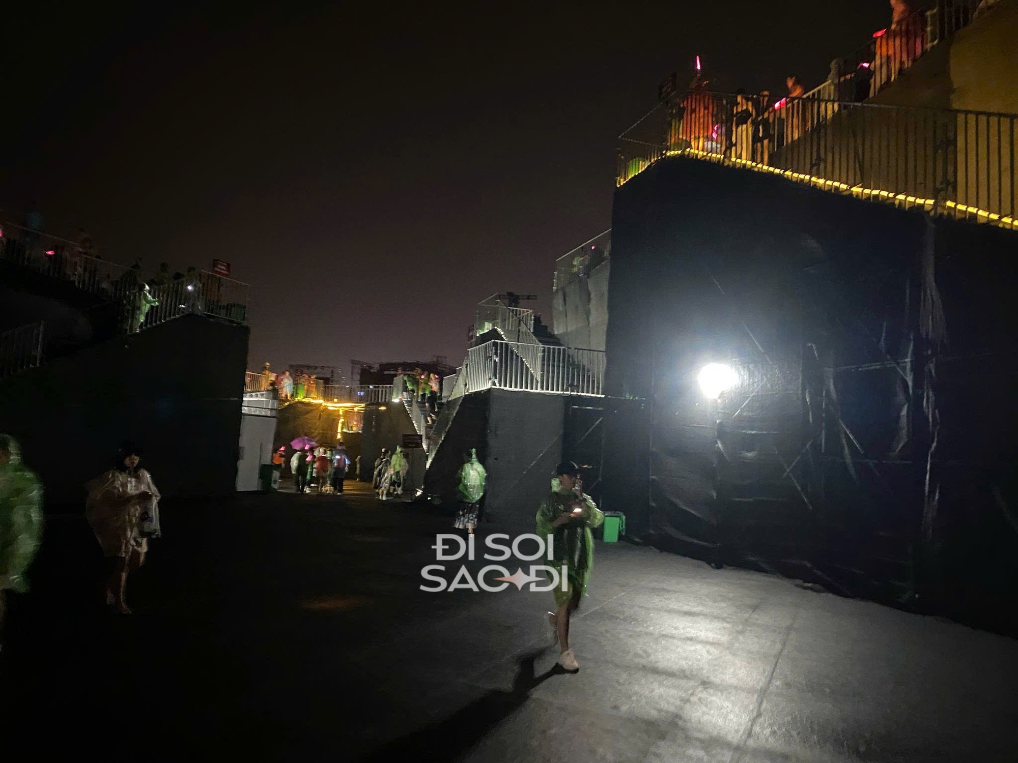 Concert Anh Trai Vượt Ngàn Chông Gai buộc phải dừng giữa chừng, mưa lớn kèm sấm sét khiến toàn bộ hệ thống âm thanh - ánh sáng tê liệt- Ảnh 10.