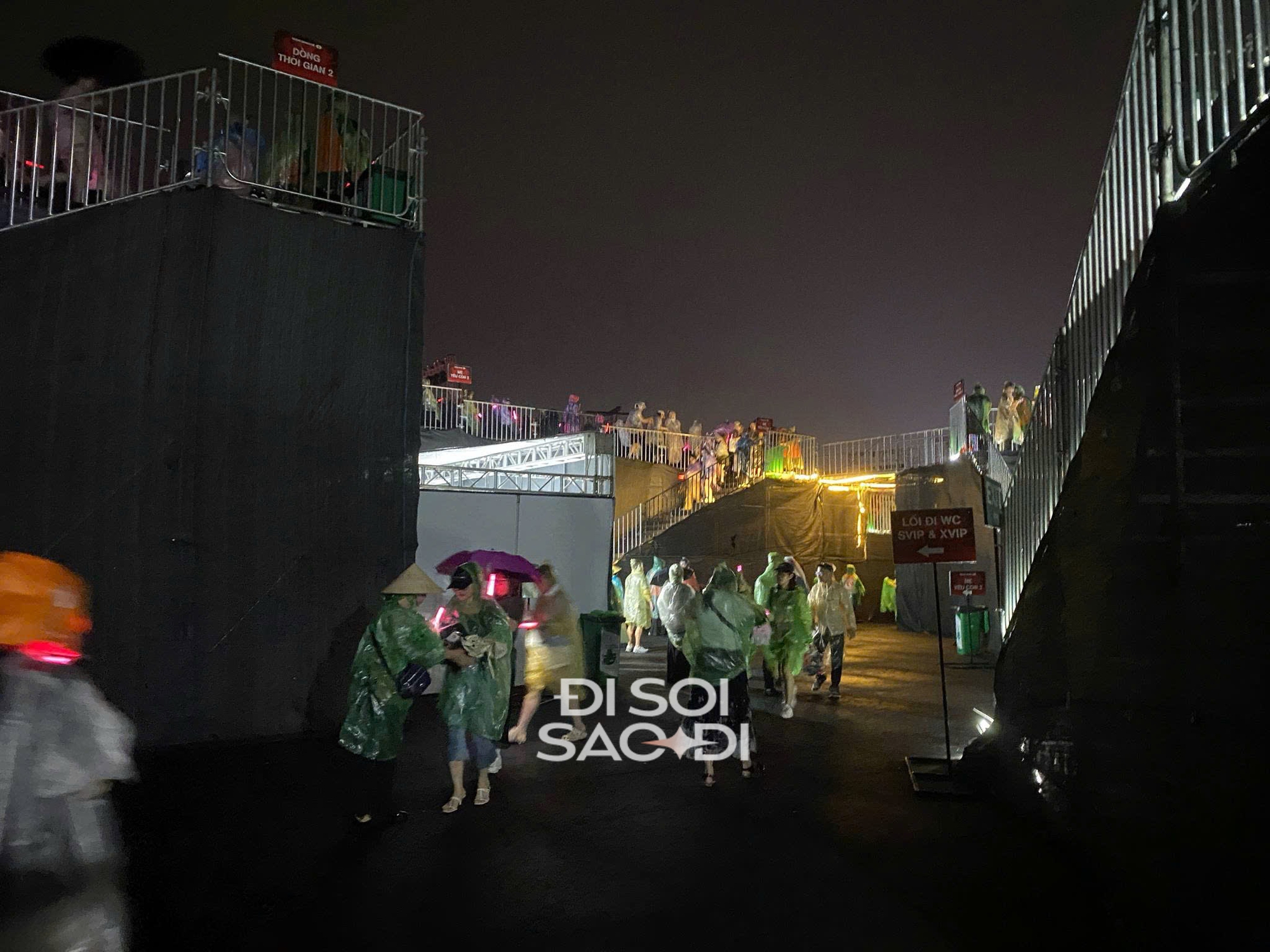 Concert Anh Trai Vượt Ngàn Chông Gai buộc phải dừng giữa chừng, mưa lớn kèm sấm sét khiến toàn bộ hệ thống âm thanh - ánh sáng tê liệt- Ảnh 9.