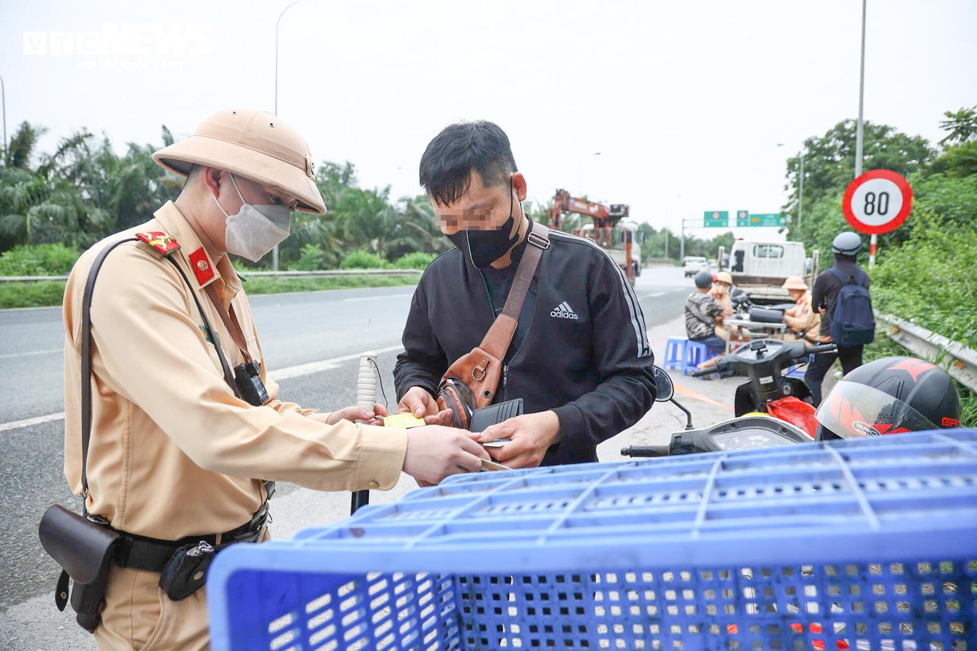 Nhiều tài xế xe máy thách thức 'tử thần', ngang nhiên lao vào cao tốc- Ảnh 6. Nhiều tài xế xe máy thách thức 'tử thần', ngang nhiên lao vào cao tốc- Ảnh 6.