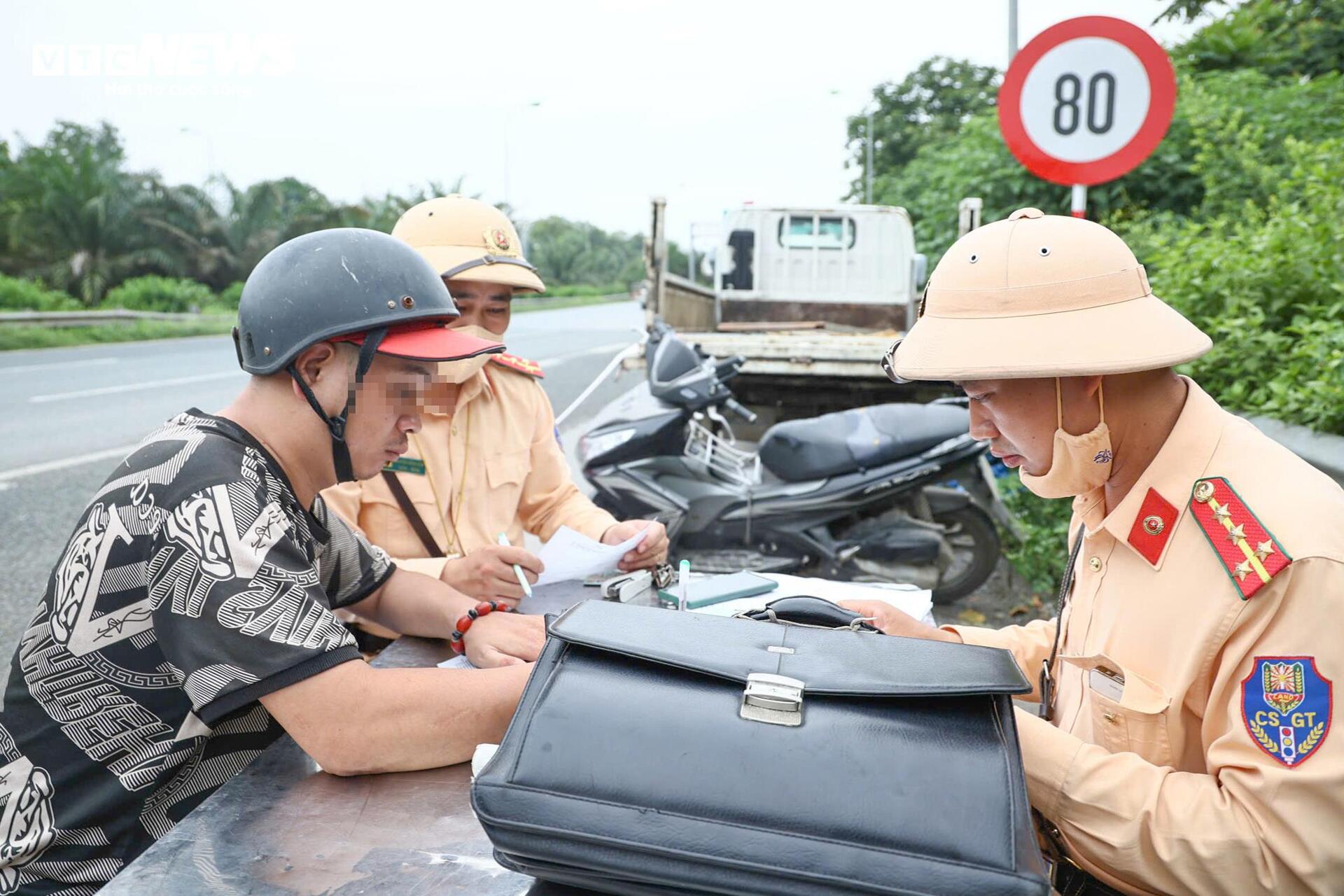 Nhiều tài xế xe máy thách thức 'tử thần', ngang nhiên lao vào cao tốc- Ảnh 8. Nhiều tài xế xe máy thách thức 'tử thần', ngang nhiên lao vào cao tốc- Ảnh 8.