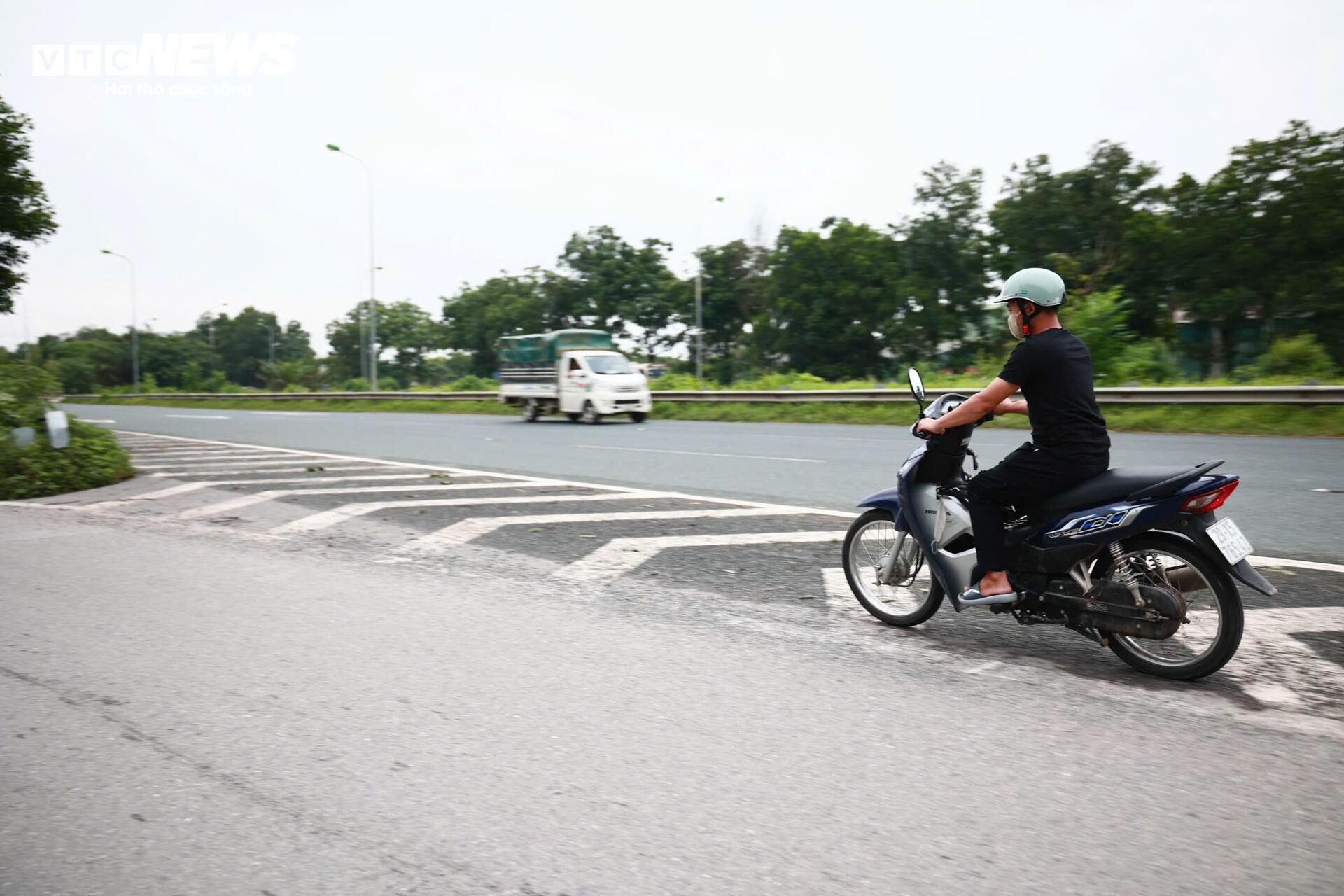 Nhiều tài xế xe máy thách thức 'tử thần', ngang nhiên lao vào cao tốc- Ảnh 11. Nhiều tài xế xe máy thách thức 'tử thần', ngang nhiên lao vào cao tốc- Ảnh 11.