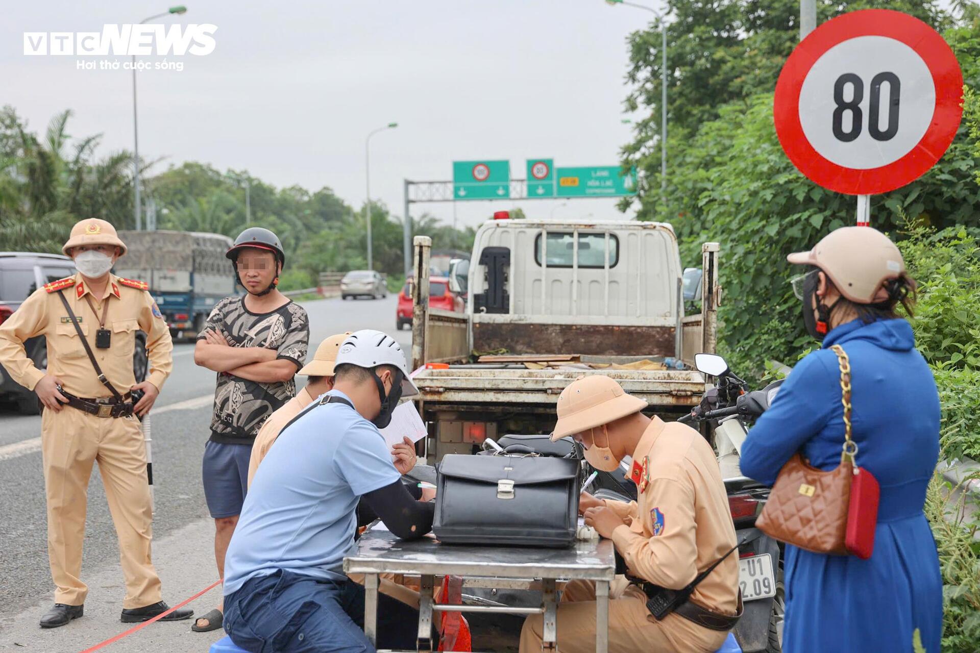 Nhiều tài xế xe máy thách thức 'tử thần', ngang nhiên lao vào cao tốc- Ảnh 12. Nhiều tài xế xe máy thách thức 'tử thần', ngang nhiên lao vào cao tốc- Ảnh 12.