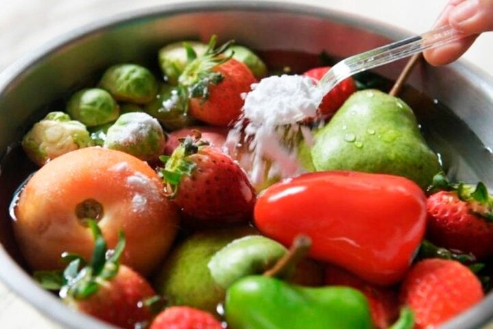 Chuyên gia cảnh báo nguy hiểm khi tin nước rửa rau củ quả loại bỏ hết hóa chất- Ảnh 1.