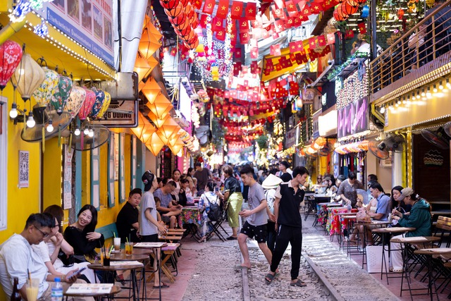 Phía sau vẻ đẹp của cà phê đường tàu ở Hà Nội: Trải nghiệm đầy rủi ro, khó xóa bỏ- Ảnh 4. Phía sau vẻ đẹp của cà phê đường tàu ở Hà Nội: Trải nghiệm đầy rủi ro, khó xóa bỏ- Ảnh 4.