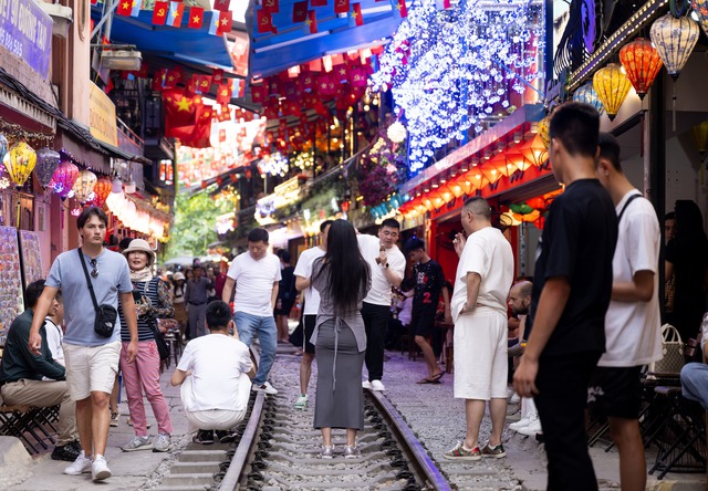Phía sau vẻ đẹp của cà phê đường tàu ở Hà Nội: Trải nghiệm đầy rủi ro, khó xóa bỏ- Ảnh 14. Phía sau vẻ đẹp của cà phê đường tàu ở Hà Nội: Trải nghiệm đầy rủi ro, khó xóa bỏ- Ảnh 14.