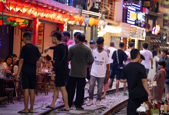 Phía sau vẻ đẹp của cà phê đường tàu ở Hà Nội: Trải nghiệm đầy rủi ro, khó xóa bỏ- Ảnh 5. Phía sau vẻ đẹp của cà phê đường tàu ở Hà Nội: Trải nghiệm đầy rủi ro, khó xóa bỏ- Ảnh 5.