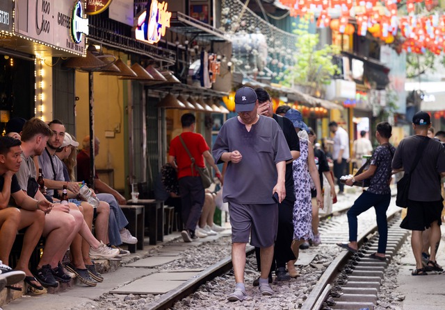Phía sau vẻ đẹp của cà phê đường tàu ở Hà Nội: Trải nghiệm đầy rủi ro, khó xóa bỏ- Ảnh 13. Phía sau vẻ đẹp của cà phê đường tàu ở Hà Nội: Trải nghiệm đầy rủi ro, khó xóa bỏ- Ảnh 13.