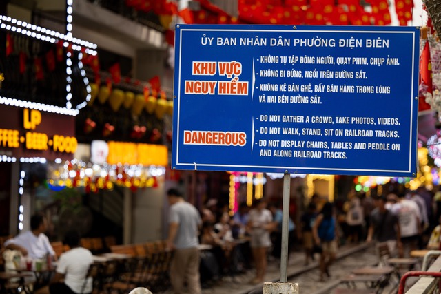 Phía sau vẻ đẹp của cà phê đường tàu ở Hà Nội: Trải nghiệm đầy rủi ro, khó xóa bỏ- Ảnh 10. Phía sau vẻ đẹp của cà phê đường tàu ở Hà Nội: Trải nghiệm đầy rủi ro, khó xóa bỏ- Ảnh 10.