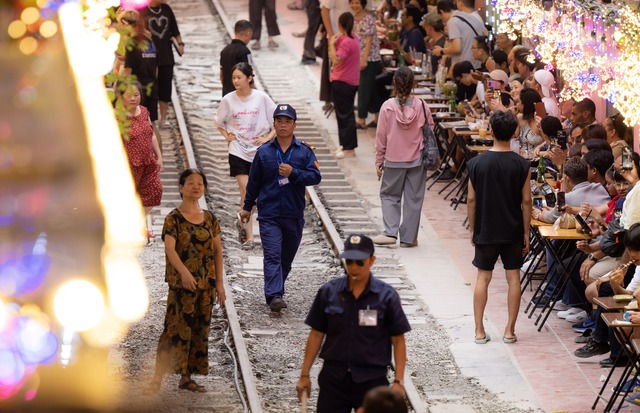 Phía sau vẻ đẹp của cà phê đường tàu ở Hà Nội: Trải nghiệm đầy rủi ro, khó xóa bỏ- Ảnh 9. Phía sau vẻ đẹp của cà phê đường tàu ở Hà Nội: Trải nghiệm đầy rủi ro, khó xóa bỏ- Ảnh 9.