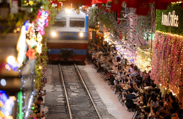 Phía sau vẻ đẹp của cà phê đường tàu ở Hà Nội: Trải nghiệm đầy rủi ro, khó xóa bỏ- Ảnh 11. Phía sau vẻ đẹp của cà phê đường tàu ở Hà Nội: Trải nghiệm đầy rủi ro, khó xóa bỏ- Ảnh 11.