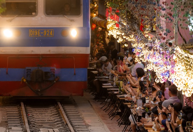 Phía sau vẻ đẹp của cà phê đường tàu ở Hà Nội: Trải nghiệm đầy rủi ro, khó xóa bỏ- Ảnh 12. Phía sau vẻ đẹp của cà phê đường tàu ở Hà Nội: Trải nghiệm đầy rủi ro, khó xóa bỏ- Ảnh 12.