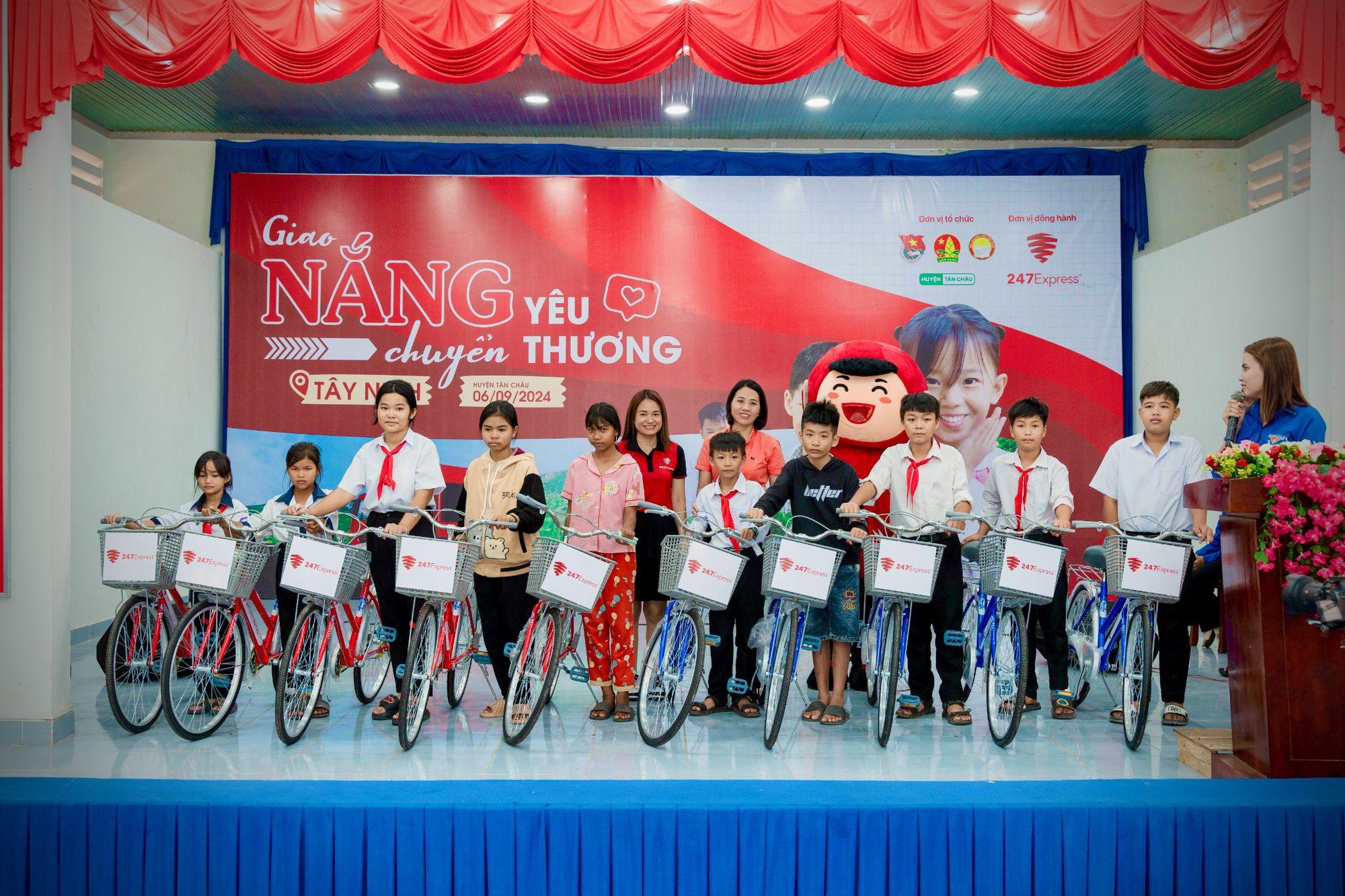 10 Hành trình – Một tấm lòng: 247Express và dấu ấn “Giao Nắng, Chuyển Yêu Thương”- Ảnh 1. 10 Hành trình – Một tấm lòng: 247Express và dấu ấn “Giao Nắng, Chuyển Yêu Thương”- Ảnh 1.