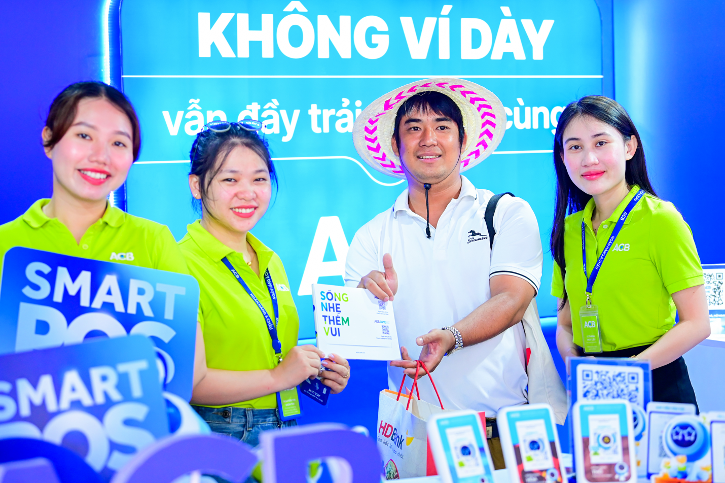 Ngày Không Tiền Mặt 2025: ACB cùng hơn 120.000 khách hàng trải nghiệm hành trình sống số- Ảnh 1. Ngày Không Tiền Mặt 2025: ACB cùng hơn 120.000 khách hàng trải nghiệm hành trình sống số- Ảnh 1.