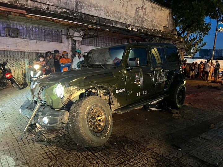 Xe Jeep lao qua dải phân cách tông 3 xe máy ở TP.HCM, hai phụ nữ tử vong- Ảnh 1. Xe Jeep lao qua dải phân cách tông 3 xe máy ở TP.HCM, hai phụ nữ tử vong- Ảnh 1.