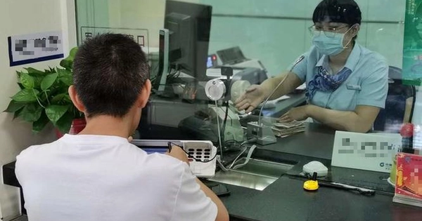 Nhận được 55 triệu đồng chuyển khoản nhầm, người đàn ông đến ngân hàng để hoàn trả thì nhận thông báo: Người này đã qua đời từ tháng trước?- Ảnh 1. Nhận được 55 triệu đồng chuyển khoản nhầm, người đàn ông đến ngân hàng để hoàn trả thì nhận thông báo: Người này đã qua đời từ tháng trước?- Ảnh 1.