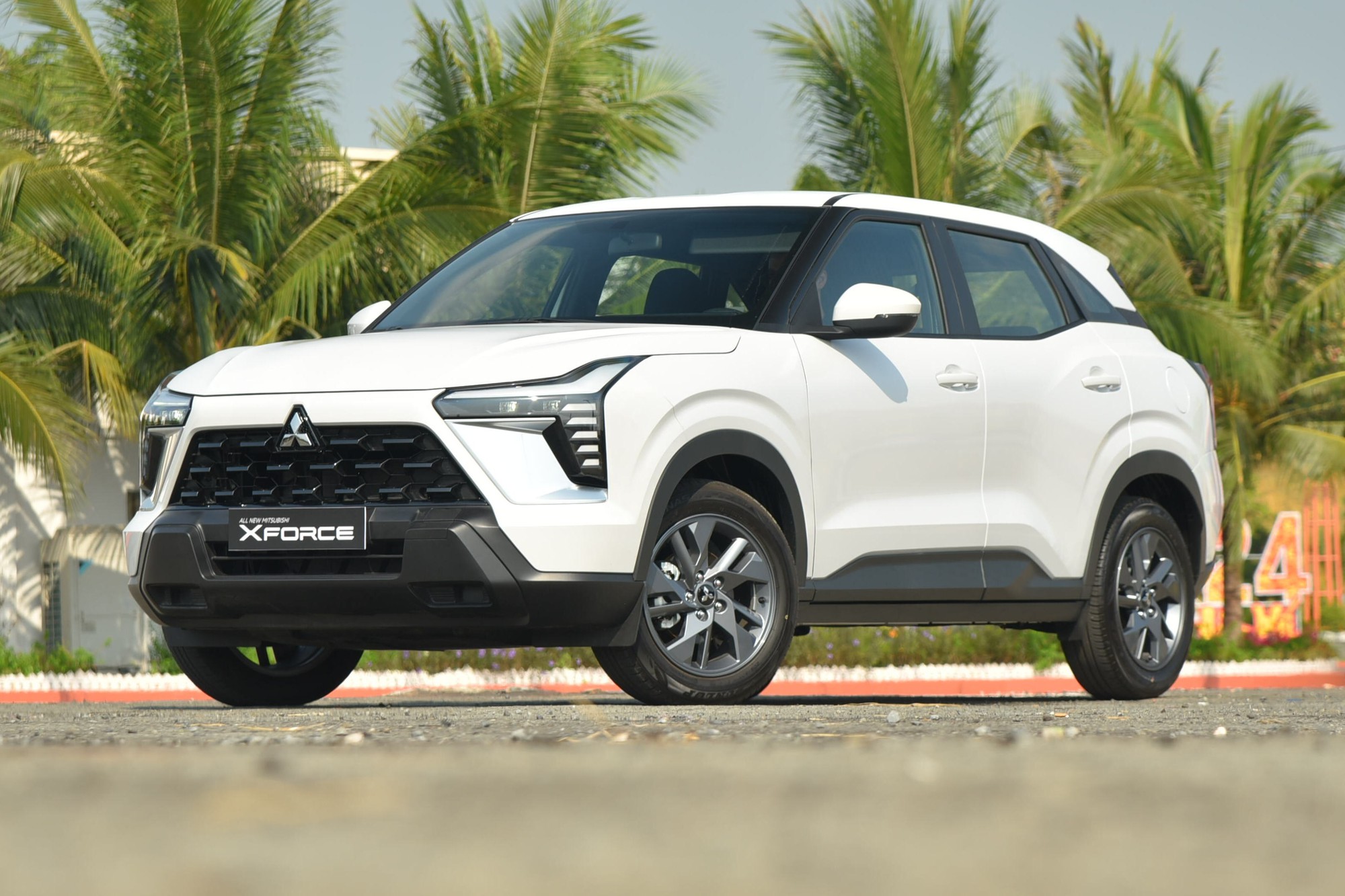 Mitsubishi Xforce bản ‘base’ trở lại sau khan hàng, hãng khuyến mãi thêm 45 triệu đồng, tăng sức cạnh tranh trước Yaris Cross- Ảnh 1. Mitsubishi Xforce bản ‘base’ trở lại sau khan hàng, hãng khuyến mãi thêm 45 triệu đồng, tăng sức cạnh tranh trước Yaris Cross- Ảnh 1.