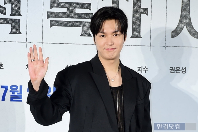 Lee Min Ho tự phản dame chính mình: Miệng kêu "tôi đã già" nhưng visual ở họp báo phim mới lại nét căng thế này- Ảnh 2. Lee Min Ho tự phản dame chính mình: Miệng kêu "tôi đã già" nhưng visual ở họp báo phim mới lại nét căng thế này- Ảnh 2.