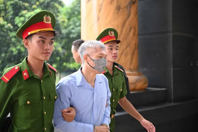Cảnh sát dẫn giải nhóm cựu lãnh đạo Tập đoàn FLC, HOSE đến tòa phúc thẩm- Ảnh 6. Cảnh sát dẫn giải nhóm cựu lãnh đạo Tập đoàn FLC, HOSE đến tòa phúc thẩm- Ảnh 6.