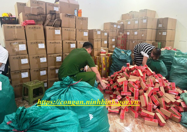 Kiểm tra công ty của giám đốc Trần Đại Phúc và một Tiktoker nổi tiếng, công an thu giữ gì?- Ảnh 4. Kiểm tra công ty của giám đốc Trần Đại Phúc và một Tiktoker nổi tiếng, công an thu giữ gì?- Ảnh 4.