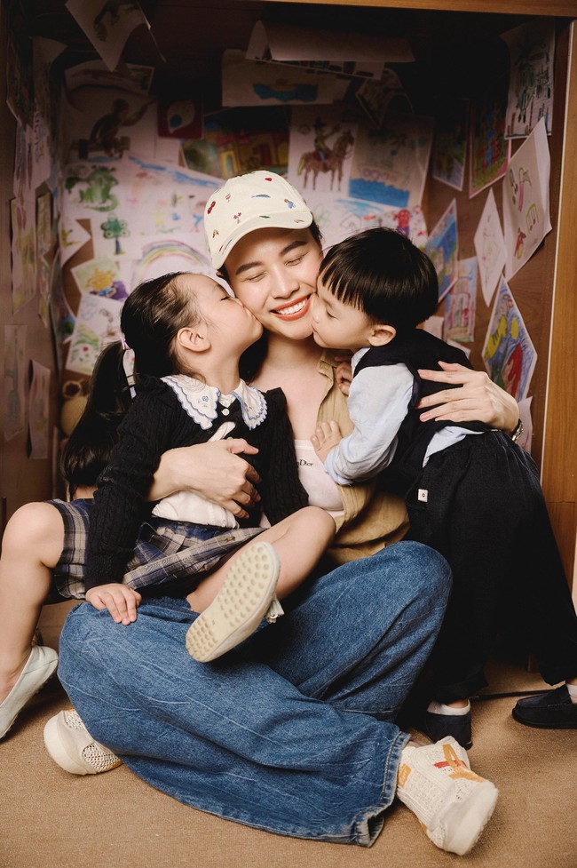 Thấy mẹ chê đường xấu, xóc, con gái Cường Đô La nói 1 câu chuẩn "bà cụ non": Nhưng thực sự cô bé được dạy tốt quá!- Ảnh 1. Thấy mẹ chê đường xấu, xóc, con gái Cường Đô La nói 1 câu chuẩn "bà cụ non": Nhưng thực sự cô bé được dạy tốt quá!- Ảnh 1.