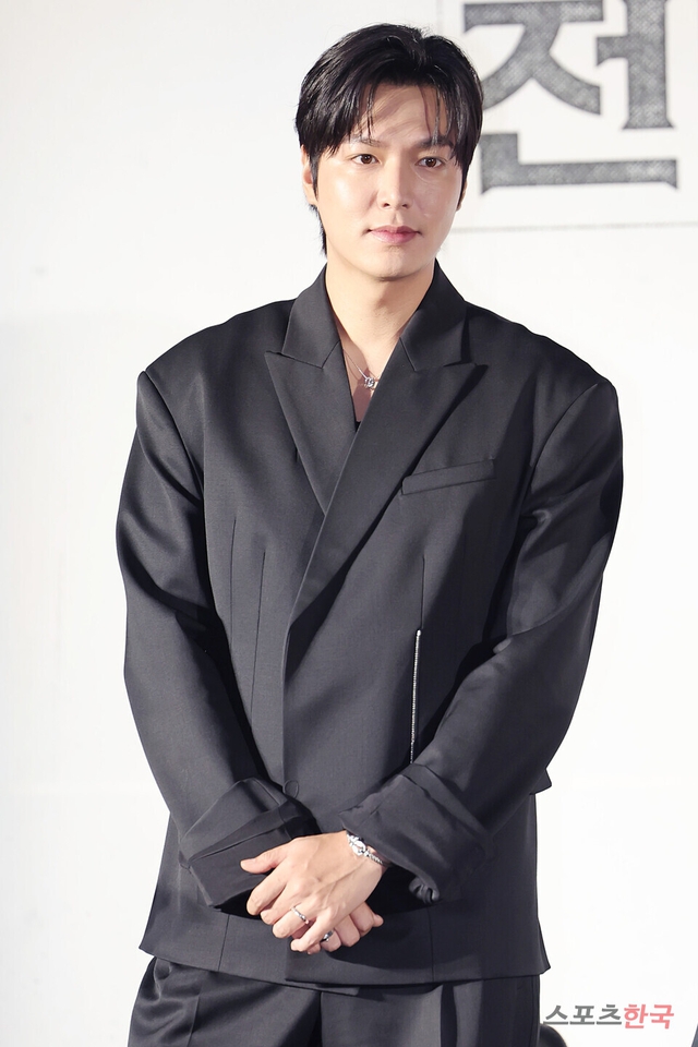 Lee Min Ho tự phản dame chính mình: Miệng kêu "tôi đã già" nhưng visual ở họp báo phim mới lại nét căng thế này- Ảnh 4. Lee Min Ho tự phản dame chính mình: Miệng kêu "tôi đã già" nhưng visual ở họp báo phim mới lại nét căng thế này- Ảnh 4.