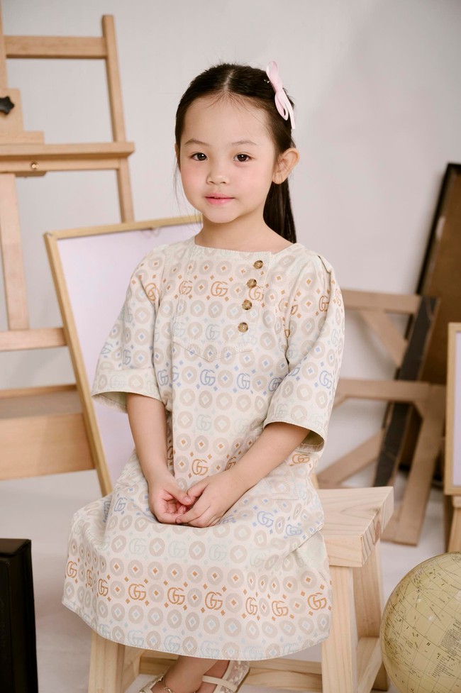 Thấy mẹ chê đường xấu, xóc, con gái Cường Đô La nói 1 câu chuẩn "bà cụ non": Nhưng thực sự cô bé được dạy tốt quá!- Ảnh 2. Thấy mẹ chê đường xấu, xóc, con gái Cường Đô La nói 1 câu chuẩn "bà cụ non": Nhưng thực sự cô bé được dạy tốt quá!- Ảnh 2.