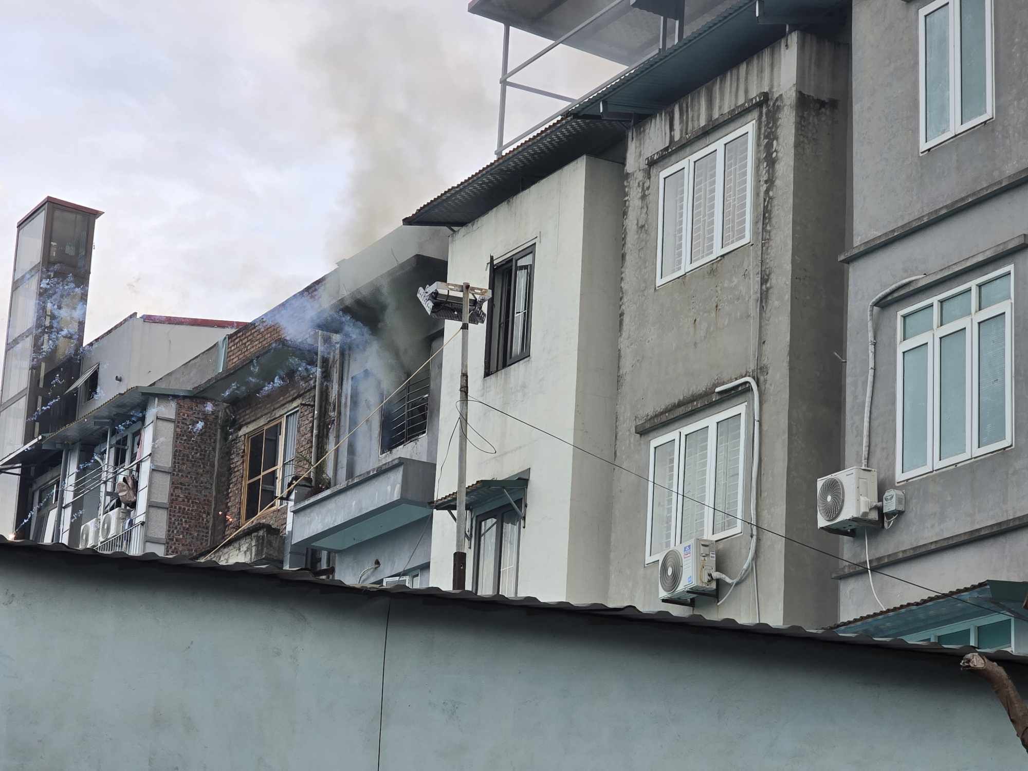Hà Nội: Sau tiếng nổ vang trời, ngôi nhà 4 tầng bốc cháy ngùn ngụt, 2 nạn nhân tử vong- Ảnh 3.