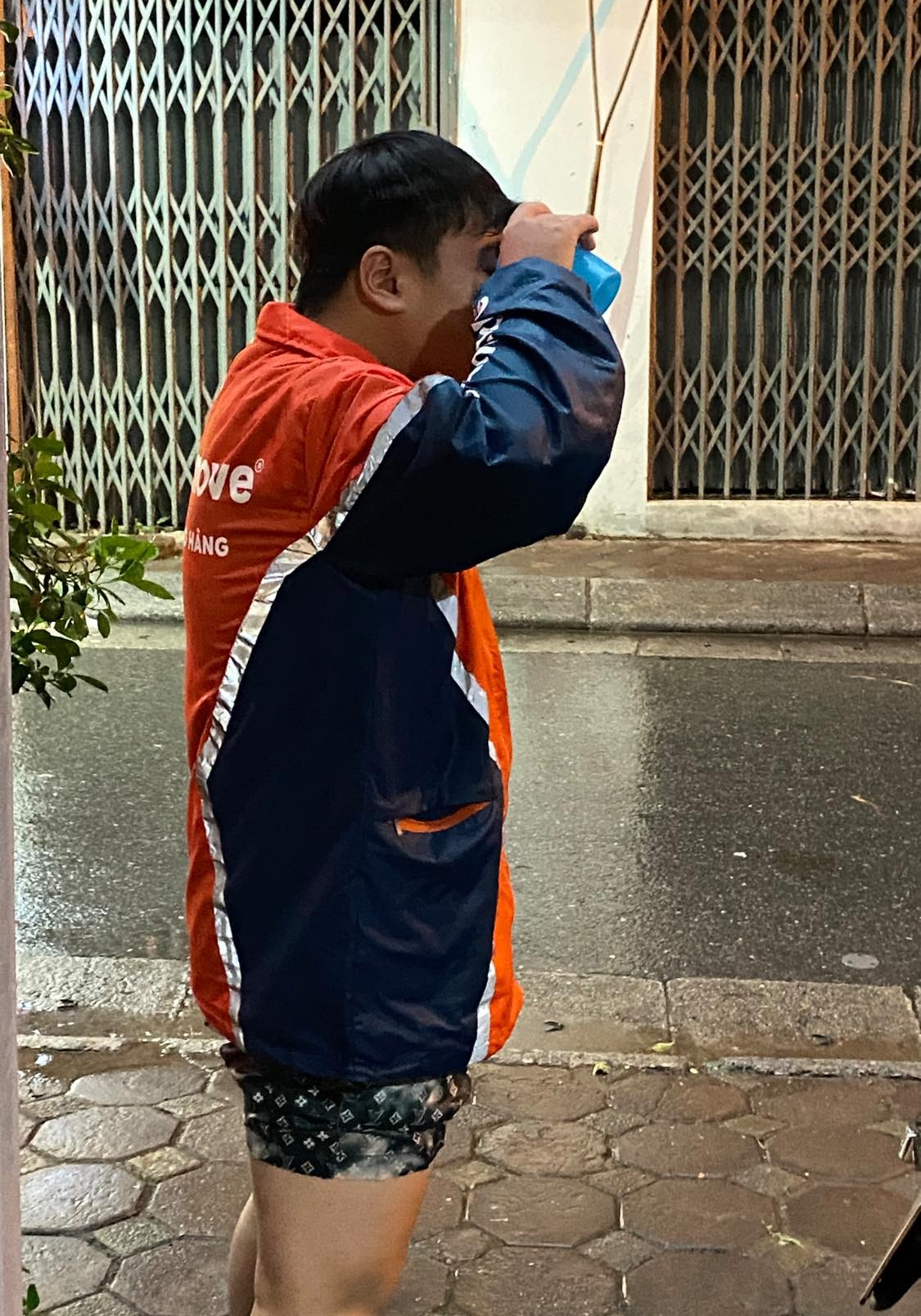 "Cho tớ xin cốc nước..." - Câu nói của shipper khiến cả cõi mạng nhức nhối- Ảnh 1. "Cho tớ xin cốc nước..." - Câu nói của shipper khiến cả cõi mạng nhức nhối- Ảnh 1.