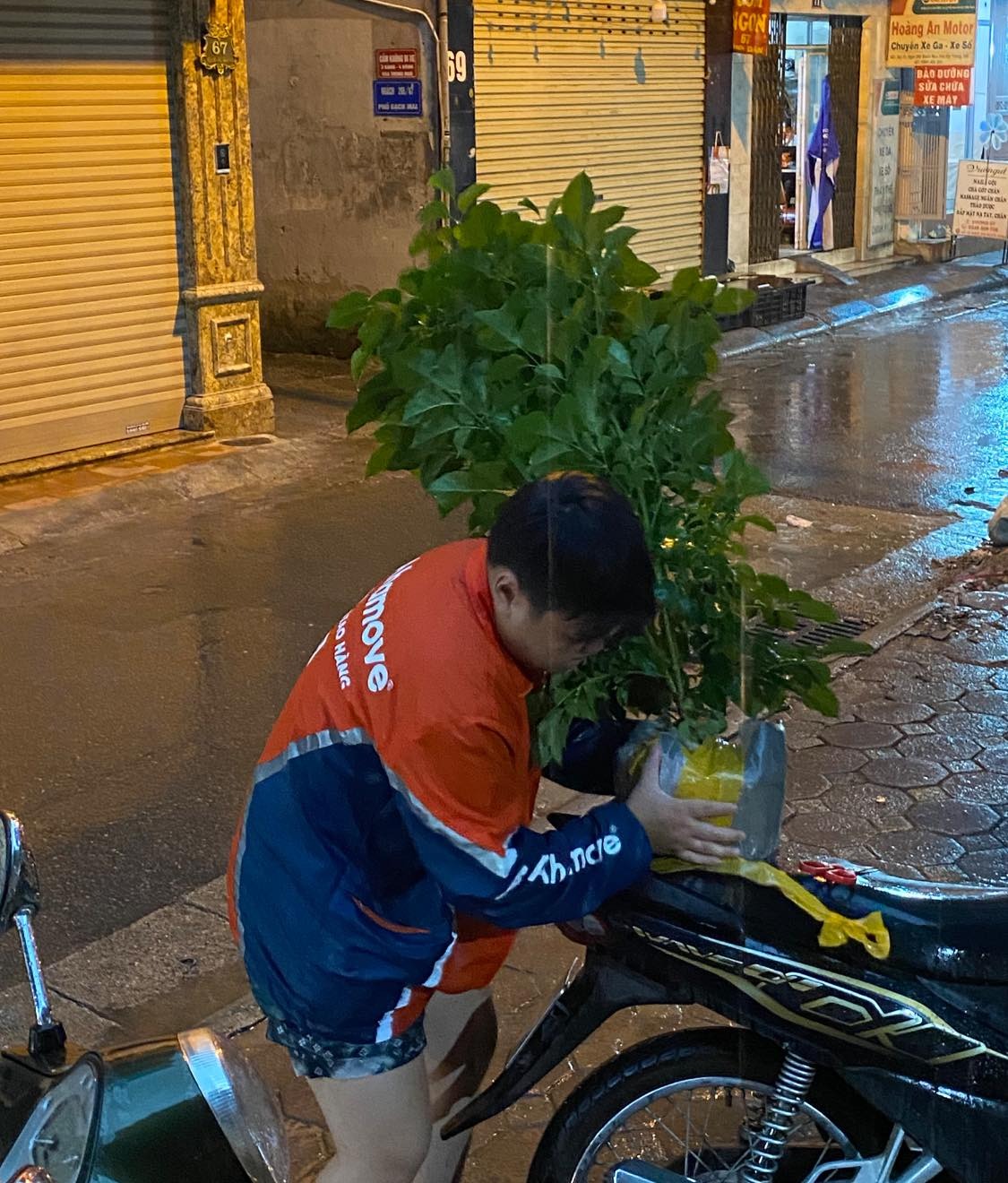 "Cho tớ xin cốc nước..." - Câu nói của shipper khiến cả cõi mạng nhức nhối- Ảnh 2. "Cho tớ xin cốc nước..." - Câu nói của shipper khiến cả cõi mạng nhức nhối- Ảnh 2.