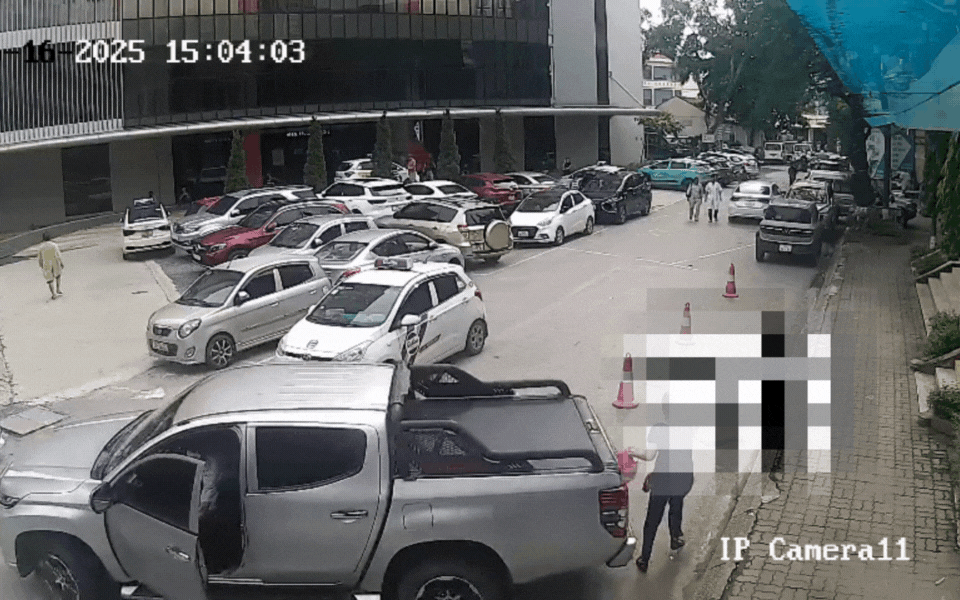 Nhân chứng kể lại khoảnh khắc kinh hoàng khi người phụ nữ bị xe bán tải cuốn vào gầm ngay trong khuôn viên bệnh viện ở Hà Nội- Ảnh 1.