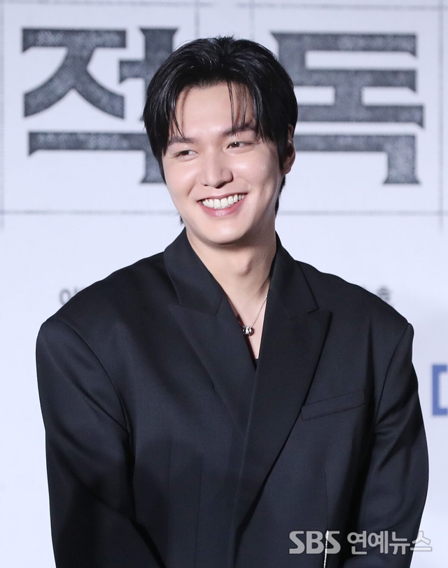Lee Min Ho tự phản dame chính mình: Miệng kêu "tôi đã già" nhưng visual ở họp báo phim mới lại nét căng thế này- Ảnh 6. Lee Min Ho tự phản dame chính mình: Miệng kêu "tôi đã già" nhưng visual ở họp báo phim mới lại nét căng thế này- Ảnh 6.