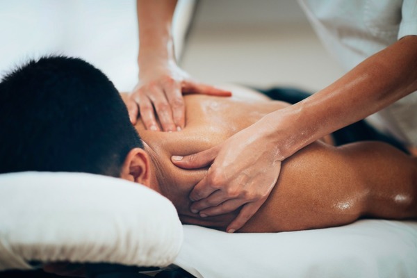 Mát xa cổ vai gáy, người đàn ông liệt luôn 2 chân- Ảnh 2. Mát xa cổ vai gáy, người đàn ông liệt luôn 2 chân- Ảnh 2.