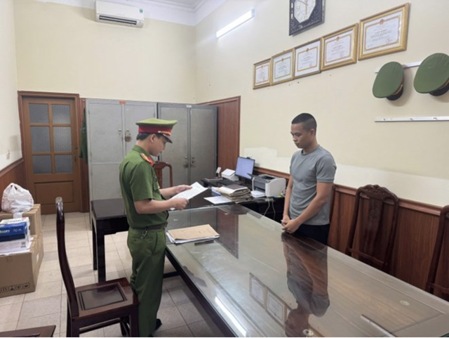 Vụ chủ kênh TikTok "Gia đình Hải Sen" bị bắt: Hơn 100.000 hộp Siro ăn ngon Hải Bé đã bán là hàng giả- Ảnh 1. Vụ chủ kênh TikTok "Gia đình Hải Sen" bị bắt: Hơn 100.000 hộp Siro ăn ngon Hải Bé đã bán là hàng giả- Ảnh 1.