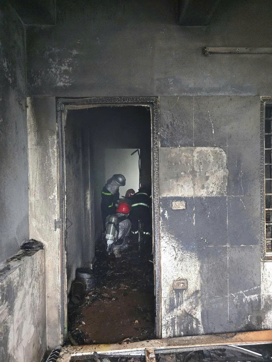 Căn nhà 4 tầng cháy dữ dội sau tiếng nổ lớn: 2 nạn nhân tử vong, xác định nguyên nhân ban đầu- Ảnh 2. Căn nhà 4 tầng cháy dữ dội sau tiếng nổ lớn: 2 nạn nhân tử vong, xác định nguyên nhân ban đầu- Ảnh 2.