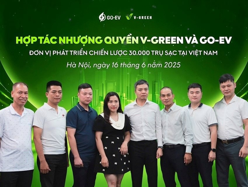 Tỷ phú Phạm Nhật Vượng chốt khách sộp từ Phú Thọ: Nhượng quyền 30.000 trạm sạc VinFast, phủ toàn quốc- Ảnh 1. Tỷ phú Phạm Nhật Vượng chốt khách sộp từ Phú Thọ: Nhượng quyền 30.000 trạm sạc VinFast, phủ toàn quốc- Ảnh 1.