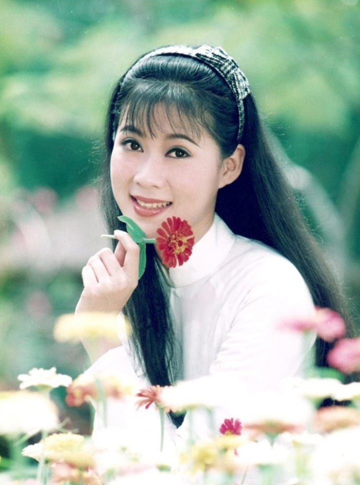 'Nữ hoàng ảnh lịch' có cát-sê hơn 10 cây vàng, từng bị nhầm là vợ Lý Hùng- Ảnh 1. 'Nữ hoàng ảnh lịch' có cát-sê hơn 10 cây vàng, từng bị nhầm là vợ Lý Hùng- Ảnh 1.