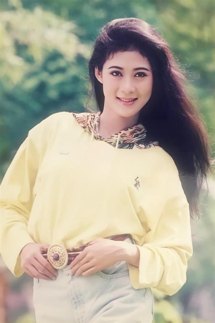 'Nữ hoàng ảnh lịch' có cát-sê hơn 10 cây vàng, từng bị nhầm là vợ Lý Hùng- Ảnh 2. 'Nữ hoàng ảnh lịch' có cát-sê hơn 10 cây vàng, từng bị nhầm là vợ Lý Hùng- Ảnh 2.