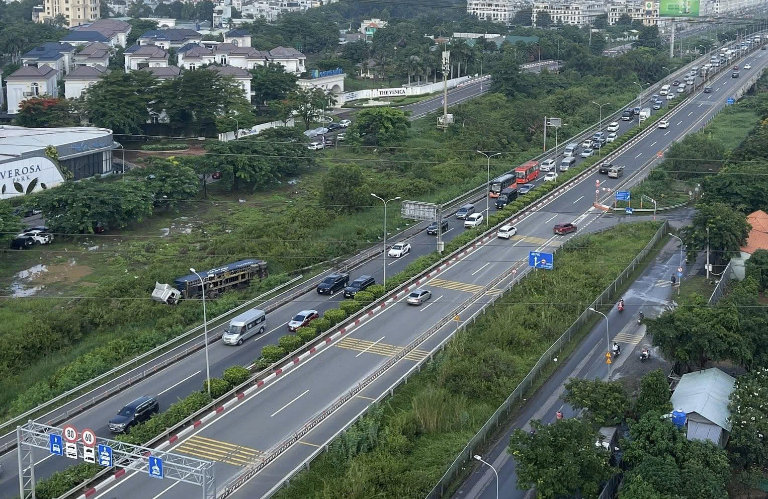 Xe đầu kéo văng khỏi đường cao tốc TP HCM - Long Thành - Dầu Giây- Ảnh 2. Xe đầu kéo văng khỏi đường cao tốc TP HCM - Long Thành - Dầu Giây- Ảnh 2.