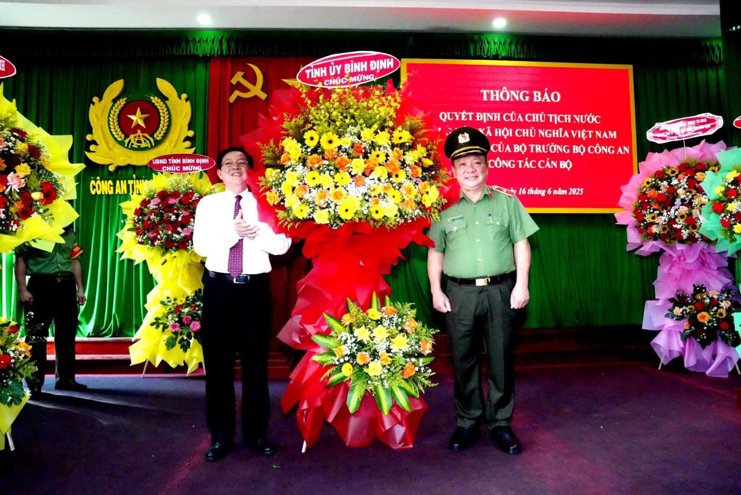 Giám đốc Công an tỉnh Bình Định được thăng hàm thiếu tướng- Ảnh 1. Giám đốc Công an tỉnh Bình Định được thăng hàm thiếu tướng- Ảnh 1.