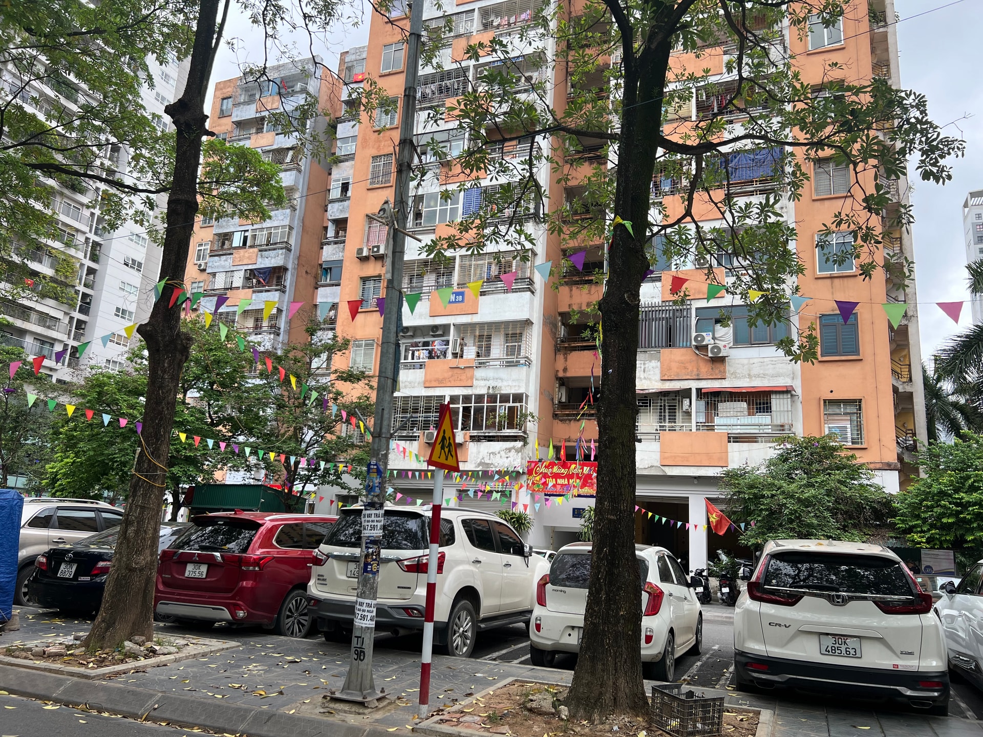 Tại phường Nhân Chính (quận Thanh Xuân): Xử lý nghiêm việc chiếm dụng bãi xe chung làm “của riêng”!- Ảnh 2. Tại phường Nhân Chính (quận Thanh Xuân): Xử lý nghiêm việc chiếm dụng bãi xe chung làm “của riêng”!- Ảnh 2.
