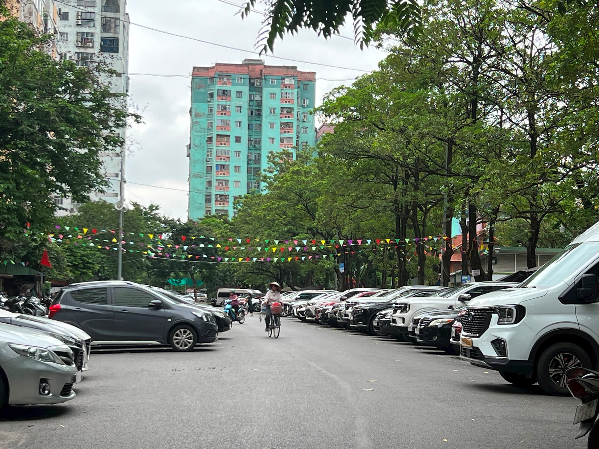 Tại phường Nhân Chính (quận Thanh Xuân): Xử lý nghiêm việc chiếm dụng bãi xe chung làm “của riêng”!- Ảnh 1. Tại phường Nhân Chính (quận Thanh Xuân): Xử lý nghiêm việc chiếm dụng bãi xe chung làm “của riêng”!- Ảnh 1.