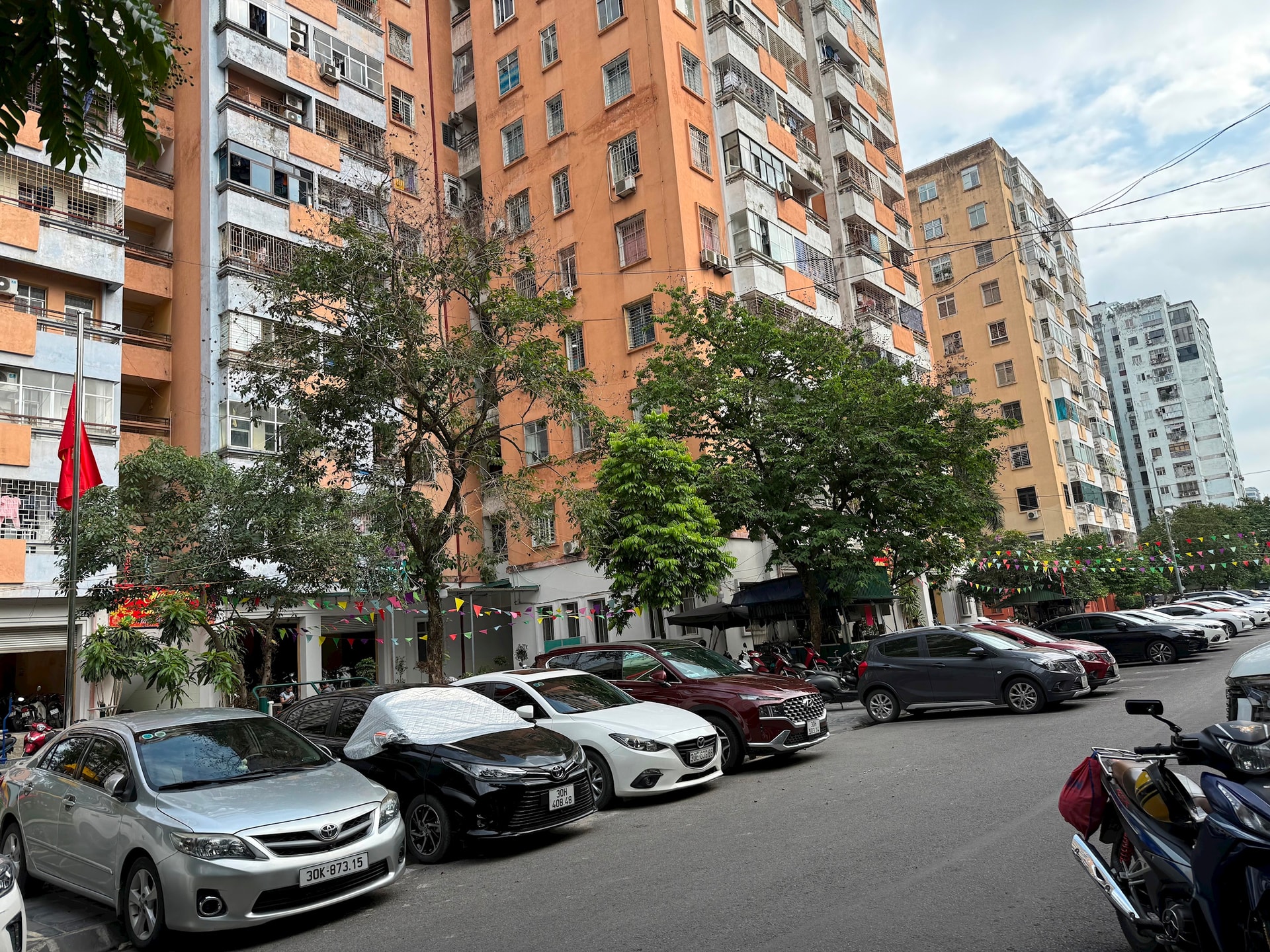 Tại phường Nhân Chính (quận Thanh Xuân): Xử lý nghiêm việc chiếm dụng bãi xe chung làm “của riêng”!- Ảnh 5. Tại phường Nhân Chính (quận Thanh Xuân): Xử lý nghiêm việc chiếm dụng bãi xe chung làm “của riêng”!- Ảnh 5.