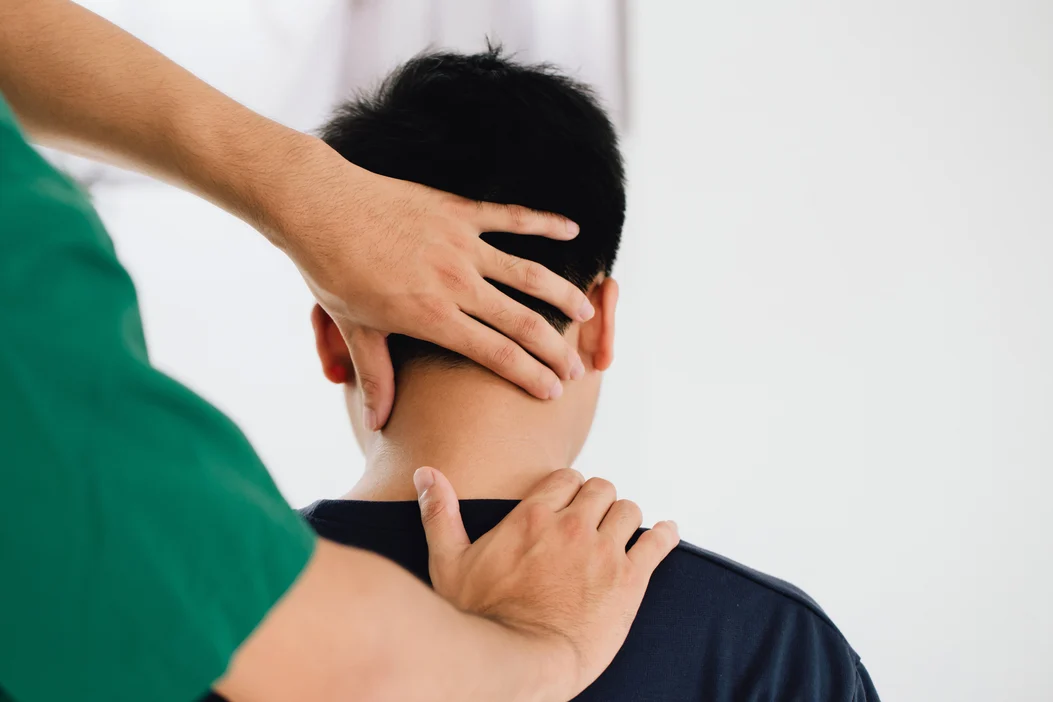 Mát xa cổ vai gáy, người đàn ông liệt luôn 2 chân- Ảnh 1. Mát xa cổ vai gáy, người đàn ông liệt luôn 2 chân- Ảnh 1.