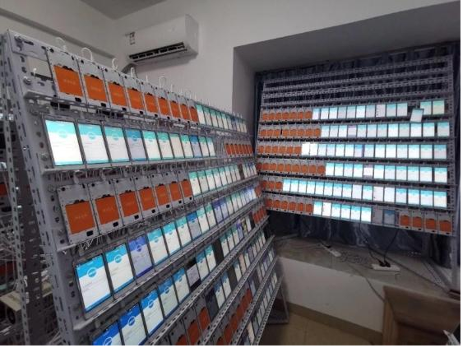 Tịch thu 1.800 điện thoại di động hoạt động cùng lúc và 7 tỷ đồng tiền mặt trong căn phòng trọ mở điều hoà 24/7- Ảnh 1. Tịch thu 1.800 điện thoại di động hoạt động cùng lúc và 7 tỷ đồng tiền mặt trong căn phòng trọ mở điều hoà 24/7- Ảnh 1.