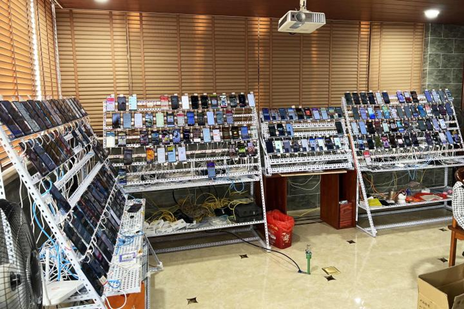 Tịch thu 1.800 điện thoại di động hoạt động cùng lúc và 7 tỷ đồng tiền mặt trong căn phòng trọ mở điều hoà 24/7- Ảnh 3. Tịch thu 1.800 điện thoại di động hoạt động cùng lúc và 7 tỷ đồng tiền mặt trong căn phòng trọ mở điều hoà 24/7- Ảnh 3.