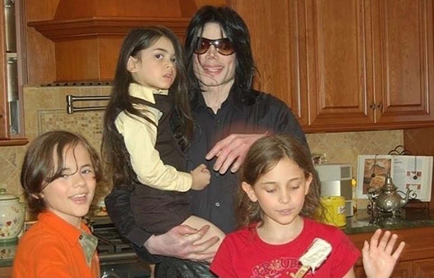 Sau cậu cả Beckham, "công chúa" nhà Michael Jackson cũng bất hiếu với bố?- Ảnh 3. Sau cậu cả Beckham, "công chúa" nhà Michael Jackson cũng bất hiếu với bố?- Ảnh 3.