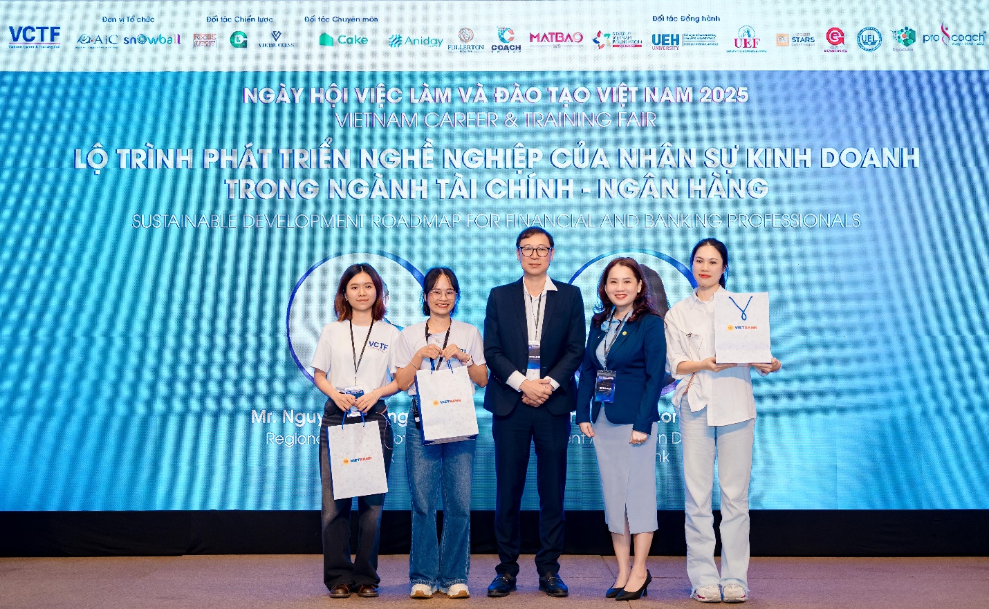 Vietbank nổi bật tại Ngày hội Việc làm và Đào tạo VCTF Vietnam 2025- Ảnh 2. Vietbank nổi bật tại Ngày hội Việc làm và Đào tạo VCTF Vietnam 2025- Ảnh 2.